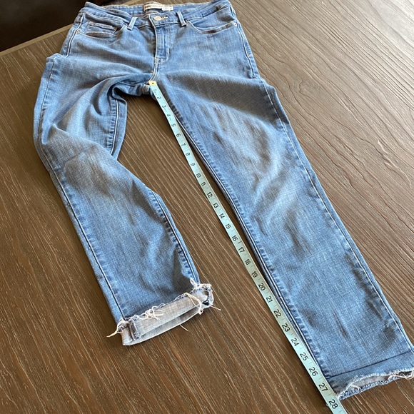 Levi’s mid rise skinny jeans with raw edge cuffs in size 6/26. - Picture 11 of 11